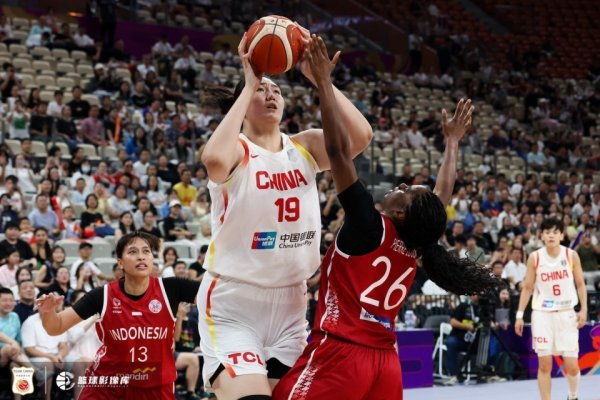 线上配资门户官网 巨人的小手办! 印尼1米68控卫: 看到韩旭好高, 后面还有2米26的张子宇